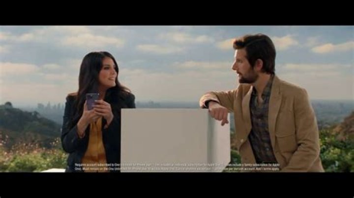 Actors in Verizon commercial (Male and Female)