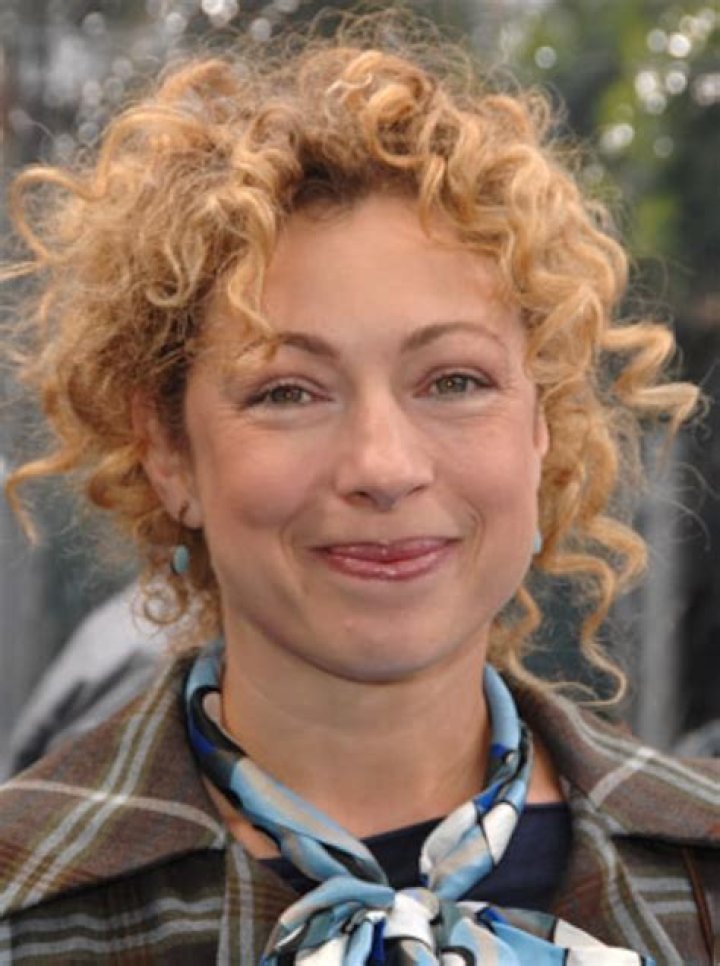 Alex Kingston Biography - Facts, Childhood, Family Life & Achievements of English Actress