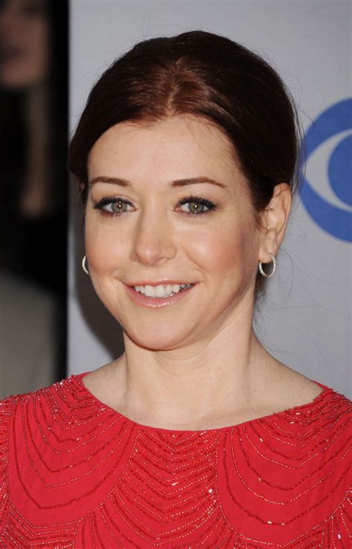 Alyson Hannigan Biography - Facts, Childhood, Family Life & Achievements