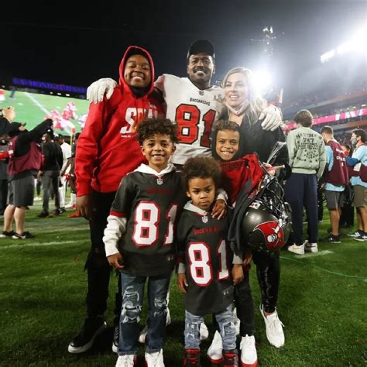 How many kids does Antonio Brown have?