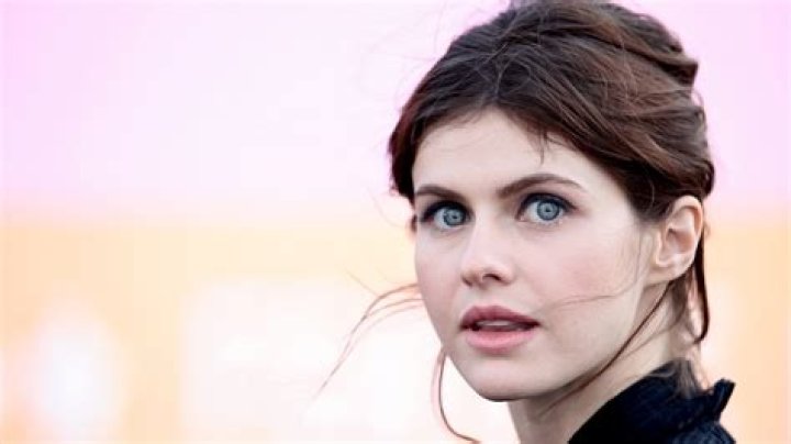 Are Alexandra Daddario’s eyes naturally blue?
