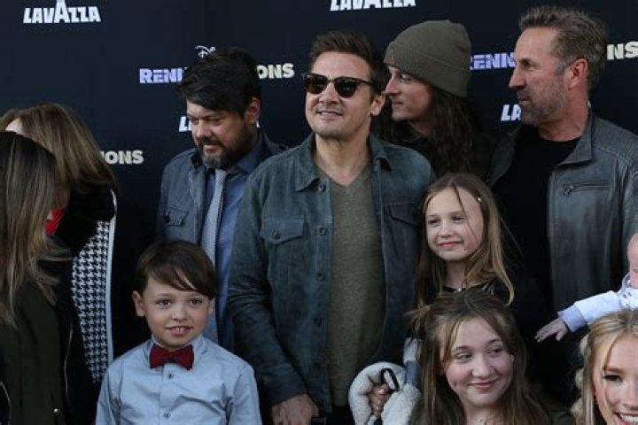 Are Jeremy Renner parents divorced?