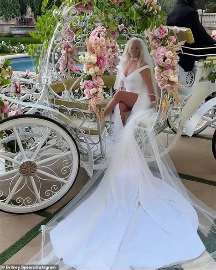 Britney Spears Shares A White Rose And Says ‘God Bless You All’