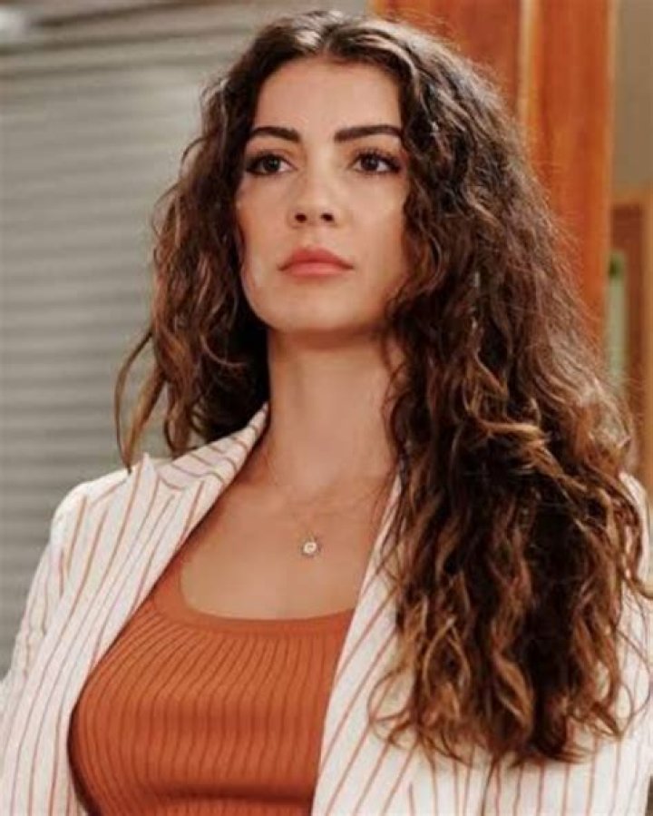 Burcu Özberk Wiki, Boy, Husband Name, Family, Height & More