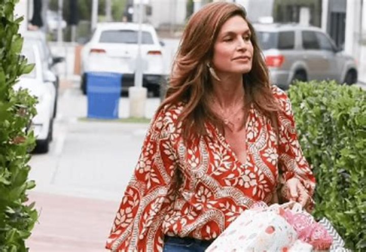 Cindy Crawford tried on a bright puffy sleeve blouse that everyone needs this summer