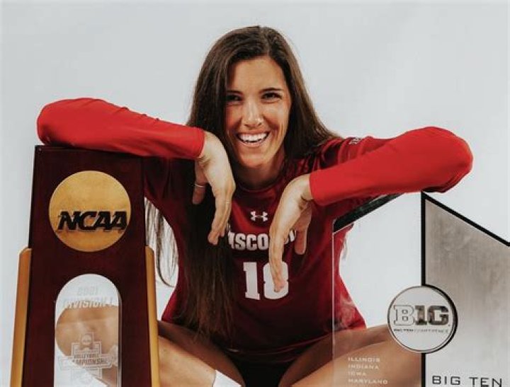 College Volleyball Star Danielle Hart Shares Swimsuit Photo of “Top Tier Day Trip”