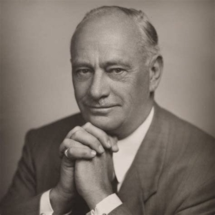 Conrad Hilton Biography - Facts, Childhood, Family Life & Achievements