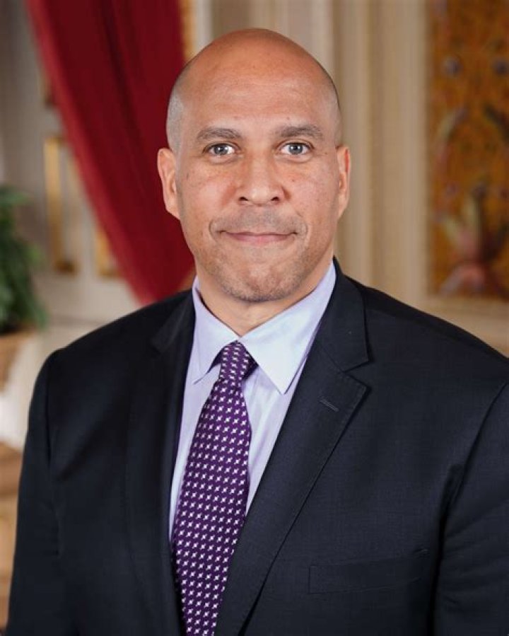 Cory Booker Biography - Facts, Childhood, Family Life & Achievements