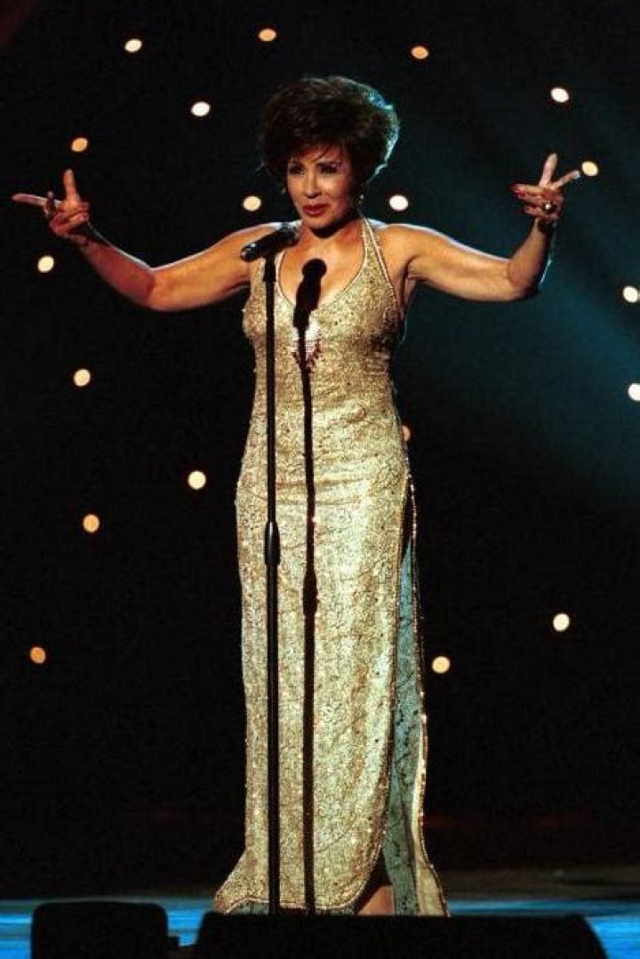 Shirley Bassey Biography - Childhood, Life Achievements & Timeline