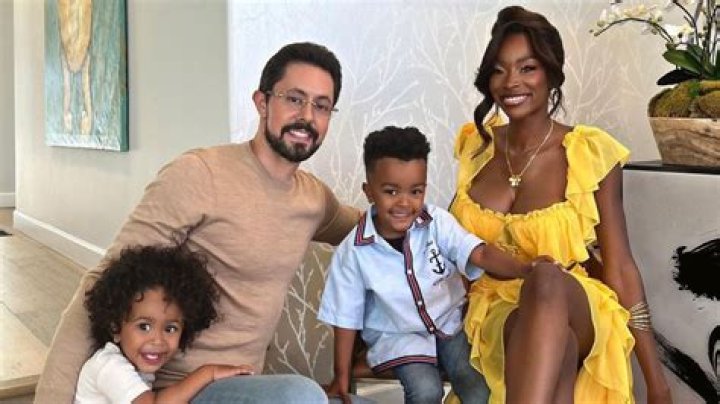 Davina Potratz Bio, Wiki, Age, Height, Boyfriend,(Selling Sunset), Baby, and Net Worth.