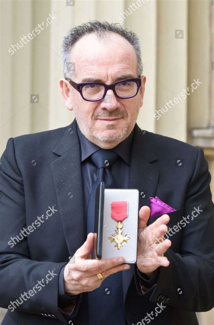 Elvis Costello Biography - Childhood, Life Achievements & Timeline