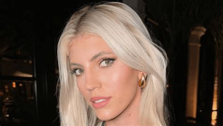 Devon Windsor Shares Swimsuit Photo of "Wanderlust"