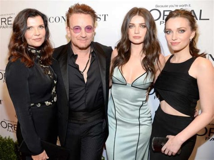 Does Bono have a sister?