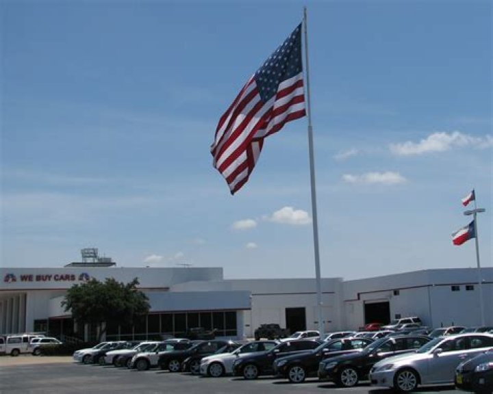 Does Clint Bowyer own a car dealership? What is Clint Bowyer’s hometown?