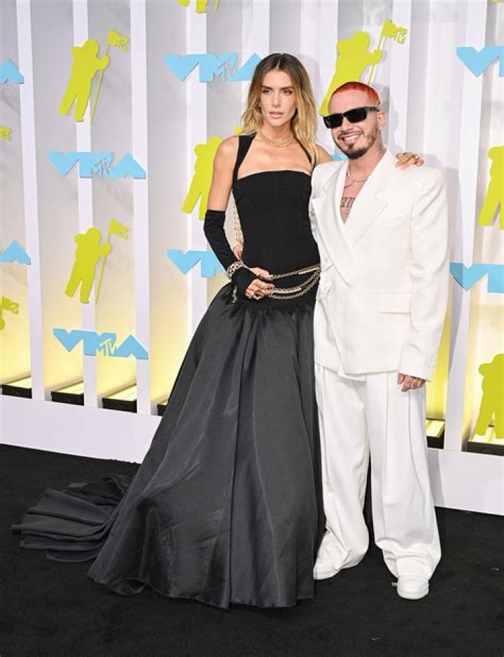 Does J Balvin have a brother? Who is J Balvin sister?