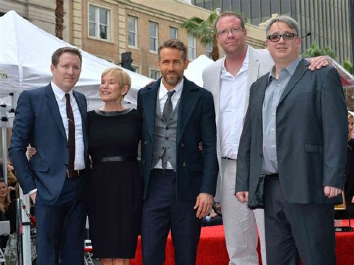 Does Ryan Reynold have a twin? Does Ryan Reynolds have siblings? Is Ryan Reynolds related to Burt Reynolds?