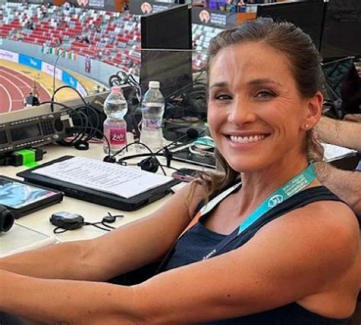 Elite Runner Kara Goucher In Workout Gear Says “Hang In There, People!”