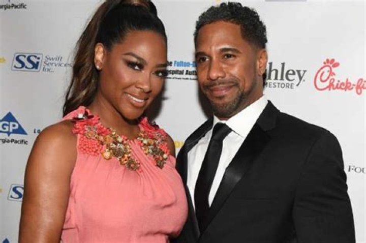 Emily Ratajkowski Launches Inamorata Woman Tik Tok Dance Contest And Shares A Video Of Her Fabulous Abs While Dancing