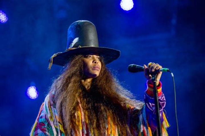 Erykah Badu Enrages Fans After Defending R. Kelly On Stage