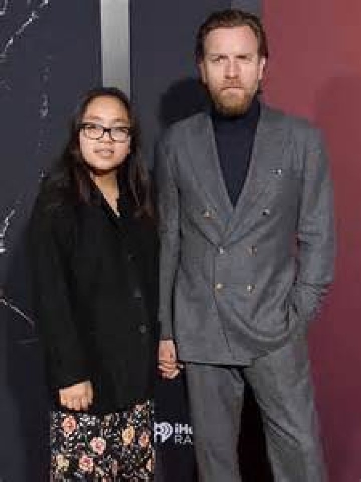 Ewan McGregor’s Daughter Attends His Movie Premiere Right After Dog Bites Her In The Face!