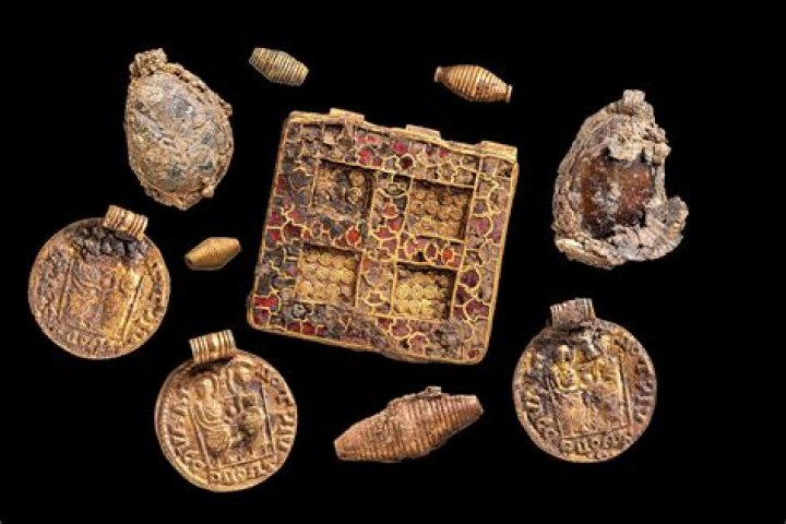 
Gold Necklace Found at Woman’s Burial Site in England Is 1,300 Years Old — See the Stunning Photos! 