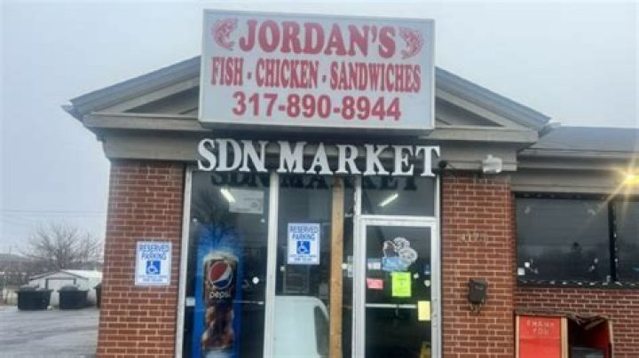 “How do you get to a point where the food is on the floor?”: Jordan’s fish and chicken Indianapolis video leaves internet baffled
