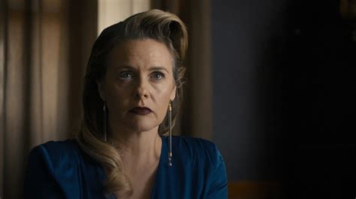 
How Much Money Does Alicia Silverstone Make? Latest Income Salary
