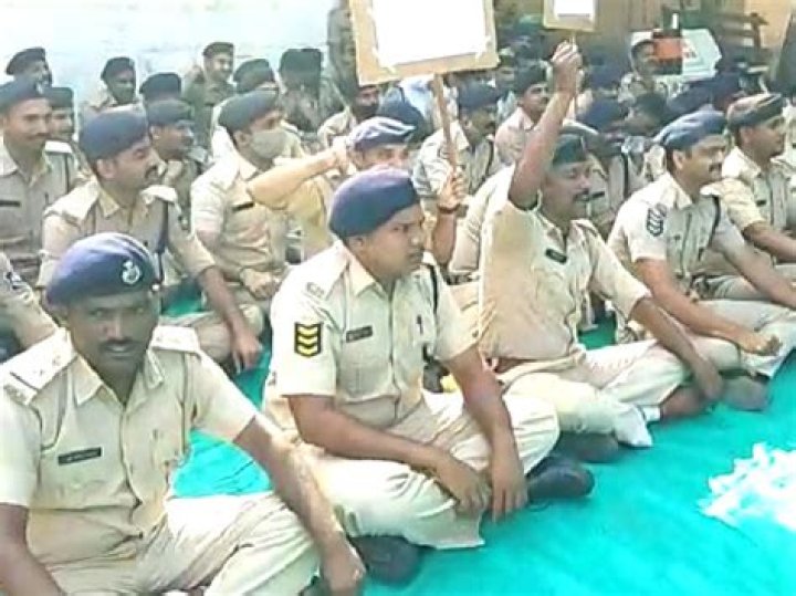 
Hundreds of jail police personnel go on mass CL in Gujarat 