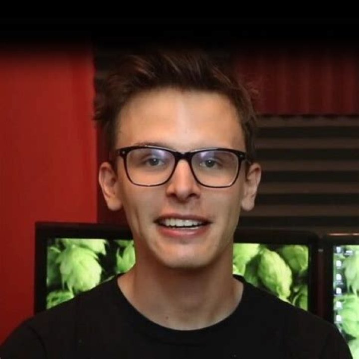 Ian Carter (iDubbbz) Biography - Facts, Childhood, Family Life & Achievements