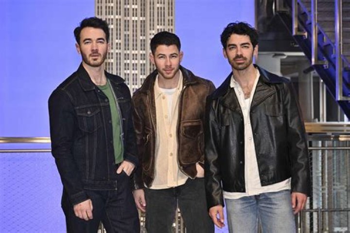 Is Jonas Brothers dad still a pastor? – Celebrity