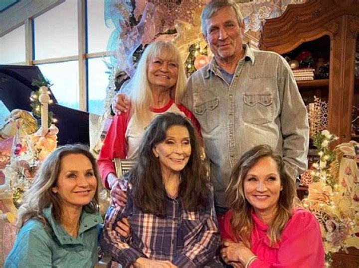 Is Loretta Lynn Still Alive? Husband Children And Net Worth