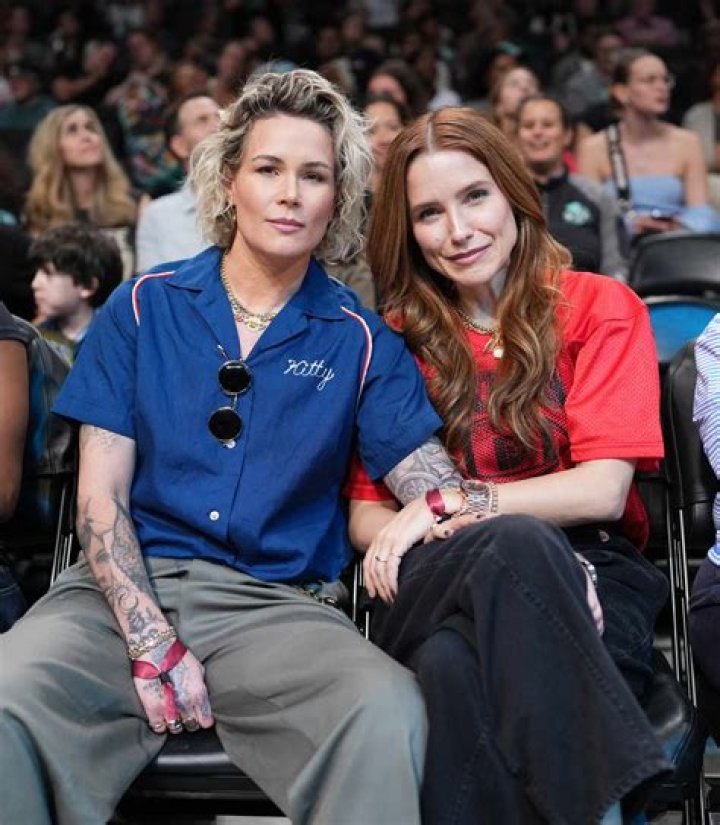 Is Sophia Bush a lesbian?