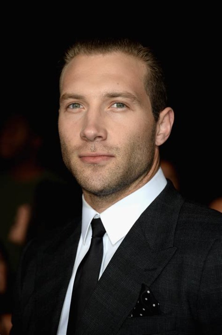 Jai Courtney Biography – Facts, Childhood & Life of the Australian Actor