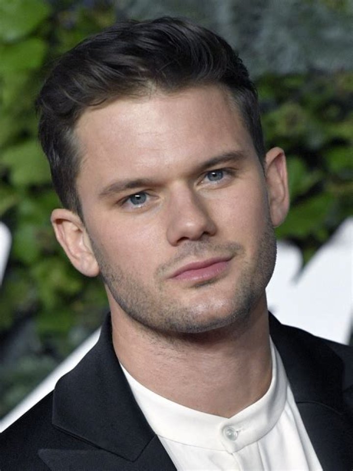 Jeremy Irvine Biography - Facts, Childhood, Family Life & Achievements
