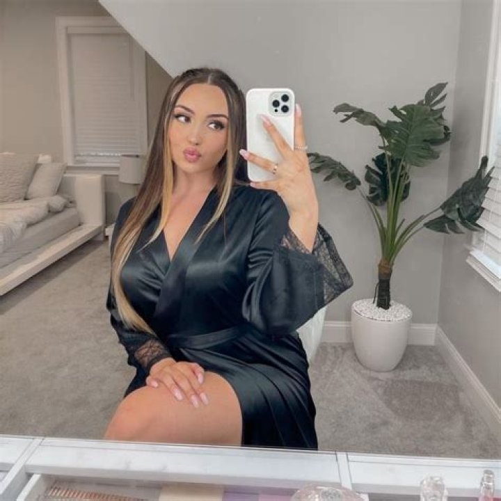 Julia Raleigh – Bio, Facts, Family Life, Career