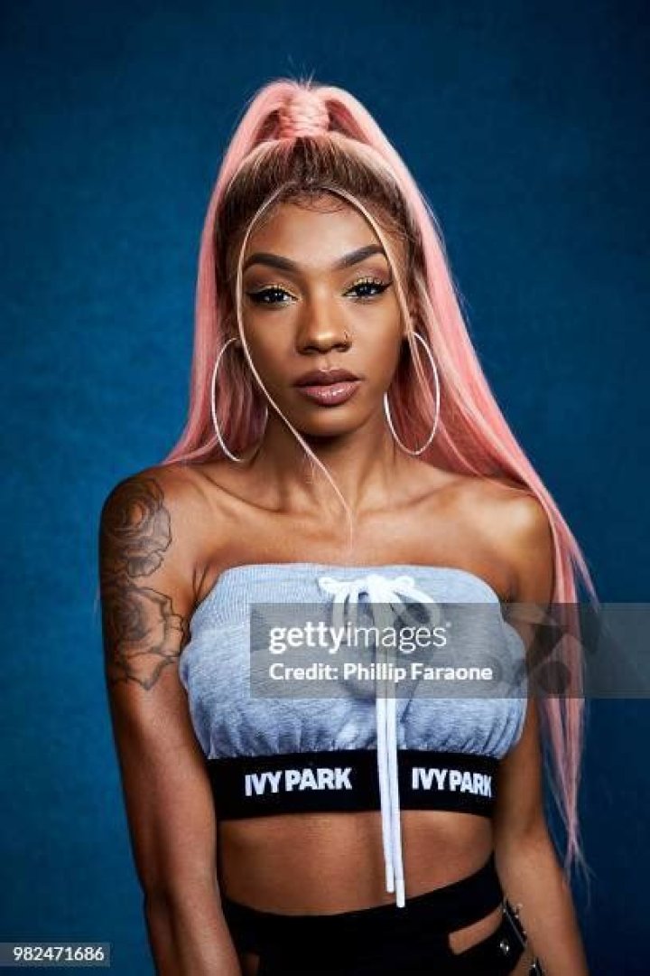 Kellie Sweet – Bio, Facts, Family Life of Beauty Vlogger