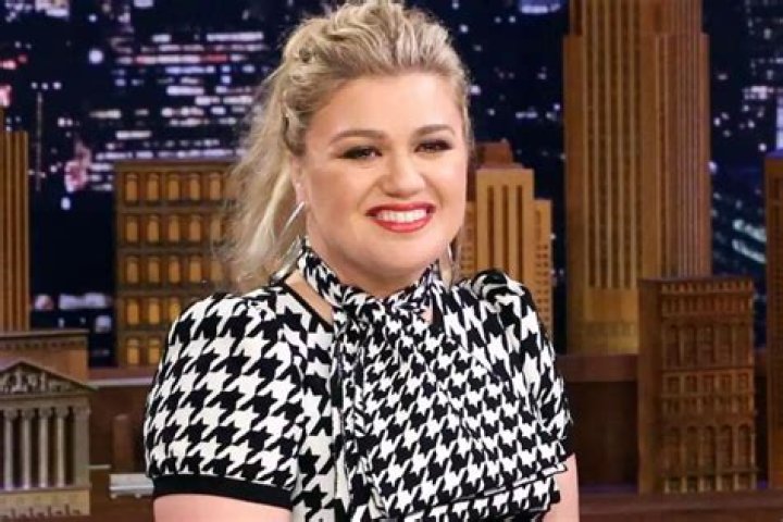 Kelly Clarkson Gets Candid About Thinking ‘Hope Was Lost’ Amid This ‘Challenging’ Year