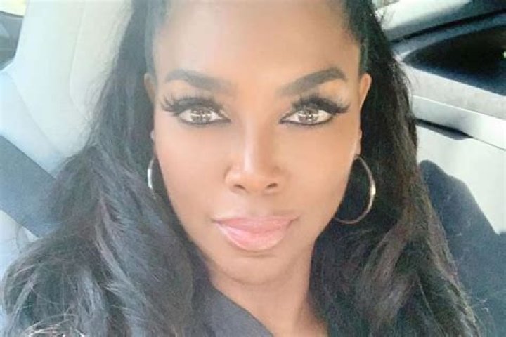 Kenya Moore Is  Mom-Shamed For New Photos Where She Is Kissing Baby Brooklyn Daly On The Lips While On Vacation — Did ‘RHOA’ Star Do Something Wrong?