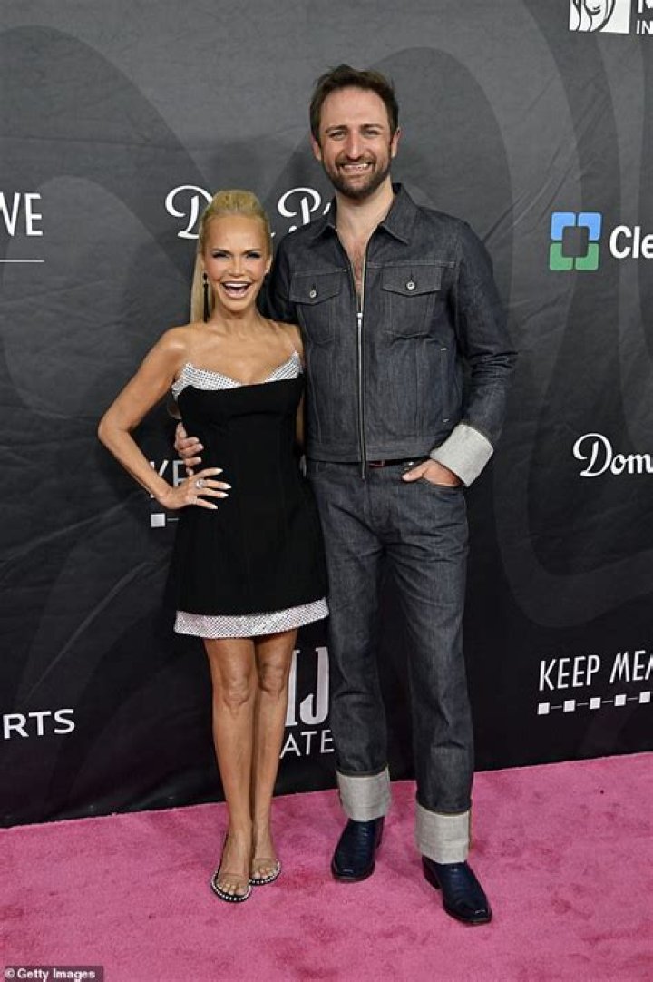 Kristin Chenoweth: Husband, net worth, tattoos, smoking & body measurements