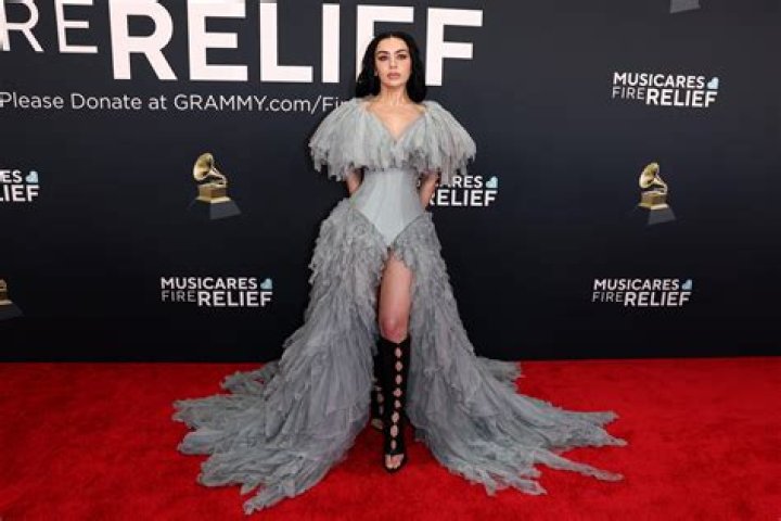 KUWK: Kylie Jenner And Travis Scott Walk Grammys Red Carpet — Some Don’t Like Her Outfit