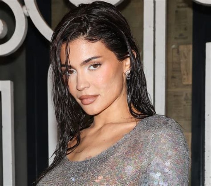 Kylie Jenner Shows Off Flat Belly in New Mirror Selfie — Celebwell