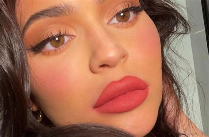 Kylie Jenner Wows In Plunging Versace Crop Top