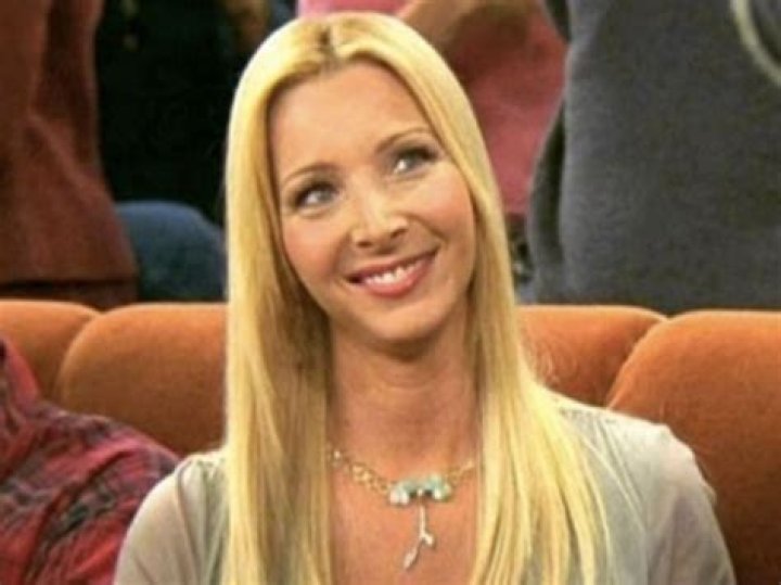 Lisa Kudrow Struggled Playing Phoebe She Credits Friends Costar For Giving Her A Much Needed Pep Talk