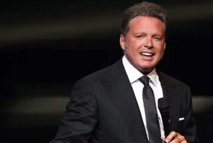 Luis Miguel Bio – Facts, Age, Parents, Net Worth, Nationality, Albums