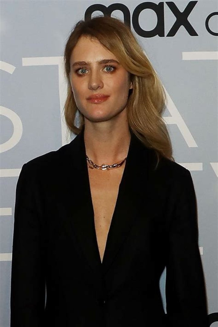 Mackenzie Davis (Actress) Wiki, Bio, Height, Weight, Measurements, Partner, Net Worth, Career, Facts