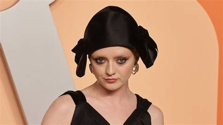 Maisie Williams leaves her eyebrows at home for 2022 Met Gala