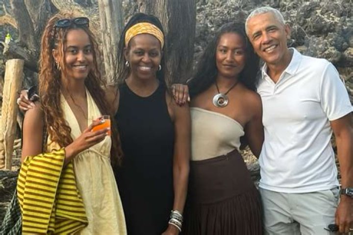 Malia Obama Pictured Handing Out Meals On Thanksgiving And She Looks Stunning While Giving Back!!