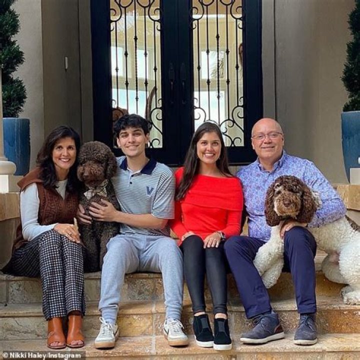 Meet Zoe Francois Husband Graham Francois – What Does He Does For Living? Net Worth