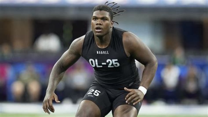 Michael Moore (offensive lineman)’s biography, net worth, fact, career, awards and life story
