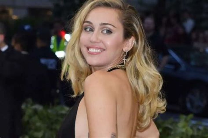 Miley Cyrus Claims Her Bedroom Life Has Gone ‘Virtual’